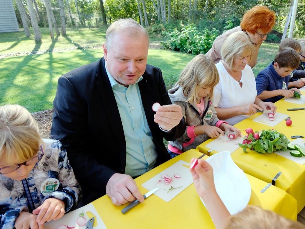 Immer mittendrin beim Projekttag: Der Landesrepräsentant der AOK Sachsen-Anhalt, Henry Saage, Landtagspräsidentin Gabriele Brakebusch (CDU, 4. v. l.) und Landfrau Christina Müller aus Jessen.