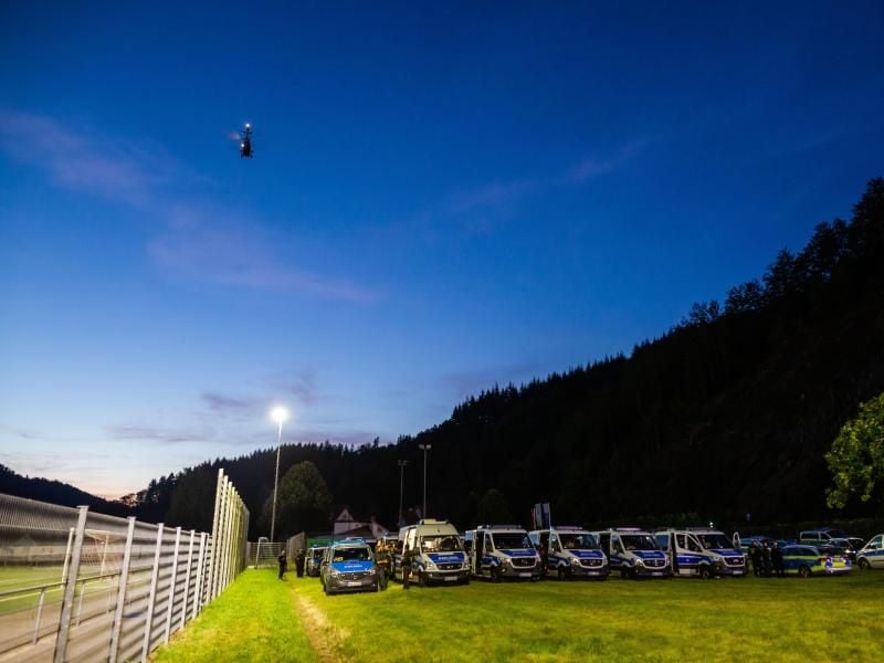 Ein Großaufgebot der Polizei sucht seit dem Vormittag einen bewaffneten Mann. Foto: Philipp von Ditfurth/dpa