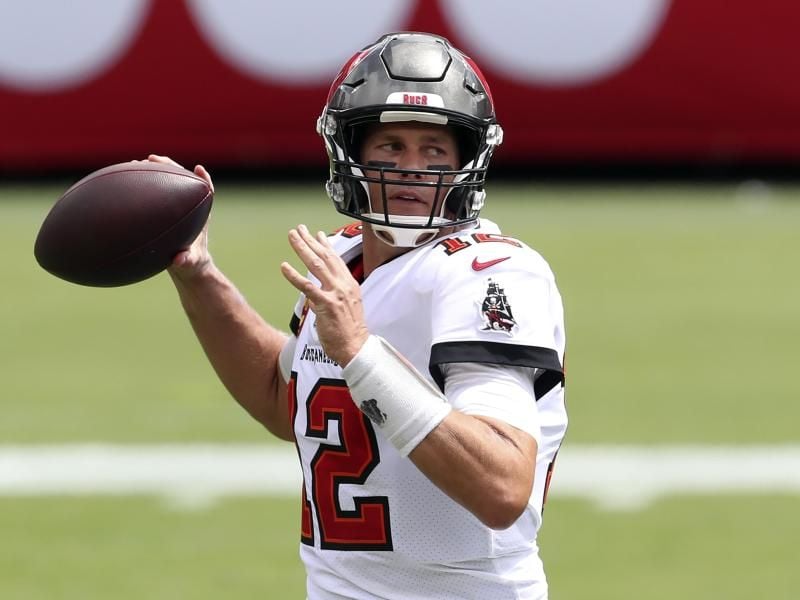 Quarterback Tom Brady hat mit seinem neuem Team, den Tampa Bay Buccaneers, den ersten Sieg in der NFL geschafft. Foto: Mark Lomoglio/FR171610 AP/dpa