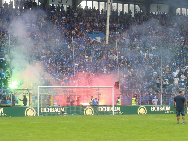 Anhänger von Waldhof Mannheim brennen Pyrotechnik ab. Foto: Samla.De/dpa