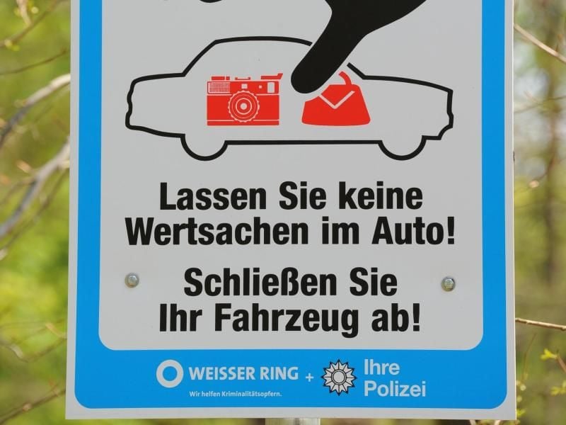 Auch wenn man alle Sicherheitshinweise beachtet, kann es zu Diebstahl kommen. Sind danach keine Spuren festzustellen, müssen Autofahrer nachweisen, dass sie den Wagen verriegelt hatten. Foto: Jens Kalaene/dpa-Zentralbild/dpa