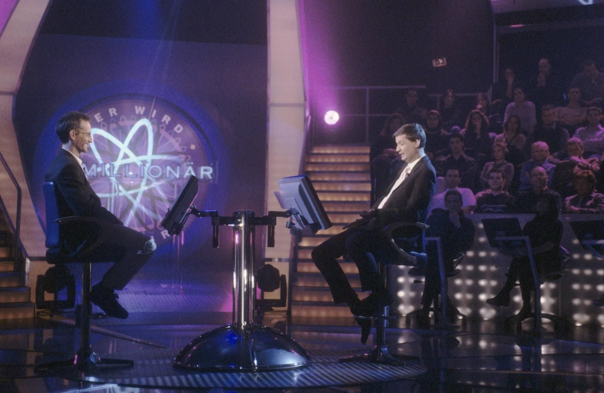 TV-Moderator Günther Jauch im Jahre 2001 mit Kandidat bei „Wer wird Millionär?“.