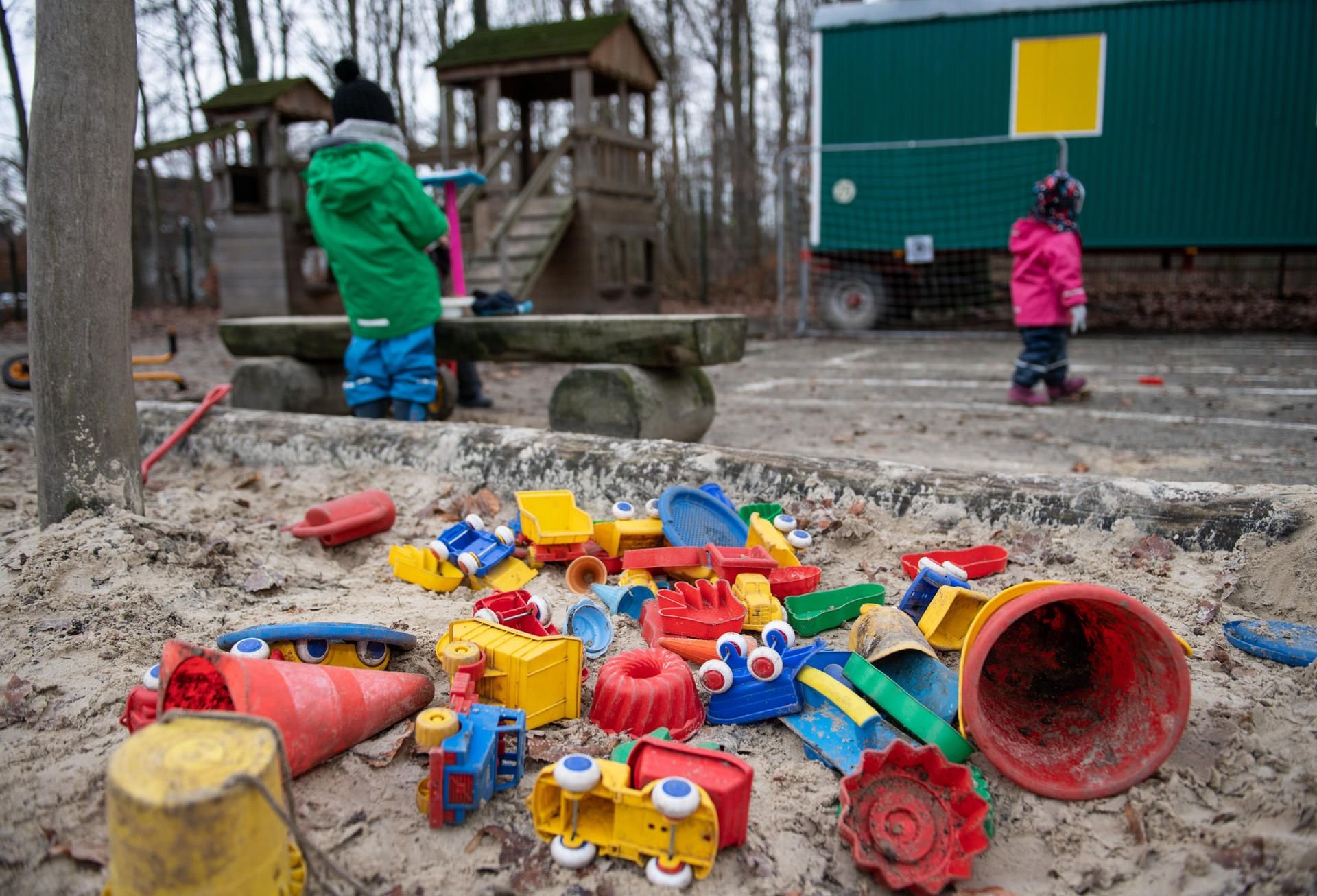 Zwei Kinder spielen in einem Kindergarten. (Symbolbild)