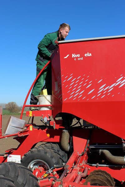 Maschinenführer Stefan Kroschinsky kontrolliert den Füllstand des Saatgutbehälters der Drillmaschine. 3,5 Tonnen Saatgut passen hinein.