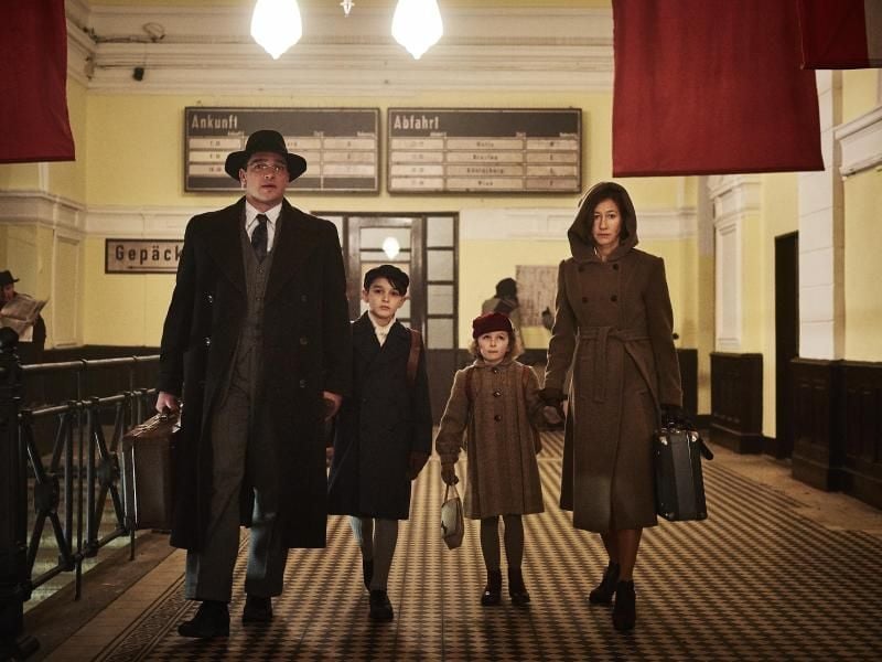 Richard (Ronald Zehrfeld) und Claire Kornitzer (Johanna Wokalek) sind entschlossen, ihre Kinder Georg (Moritz Hoyer) und Selma (Lisa Marie Trense) in Sicherheit zu bringen. Foto: Walter Wehner/ZDF