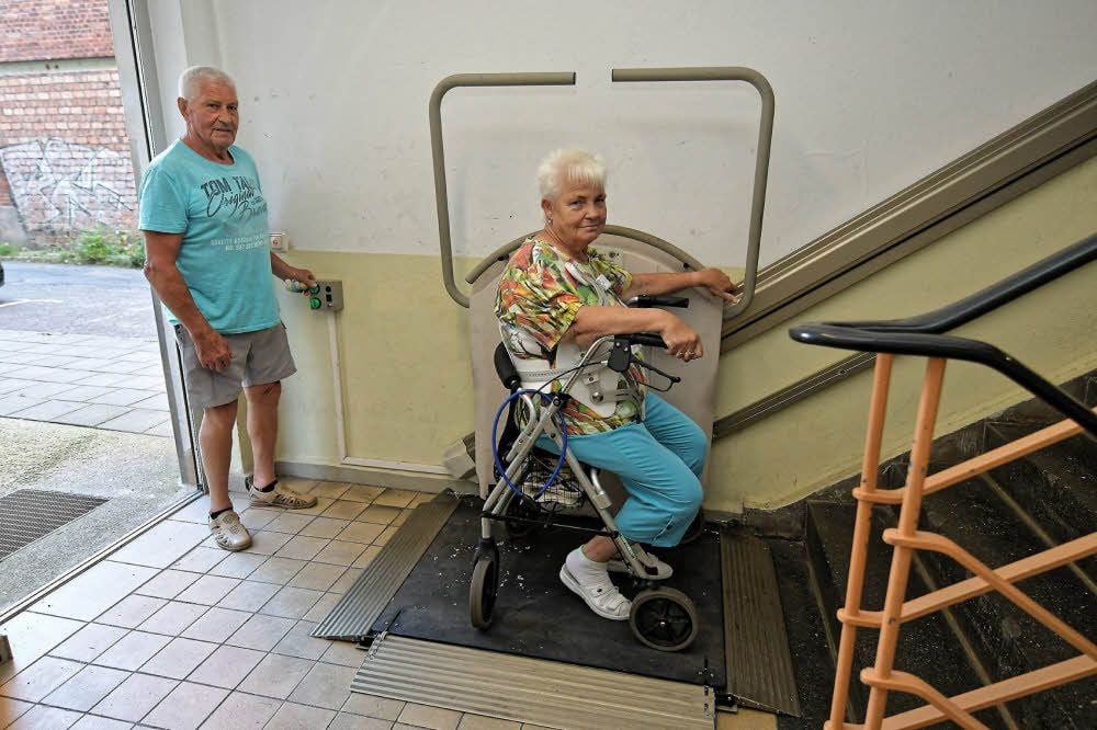 Auch Manfred und Sigrid Hartwig sind mit Rollator oder Scooter auf den Lift angewiesen, um zum Fahrstuhl ins Hochparterre zu gelangen .