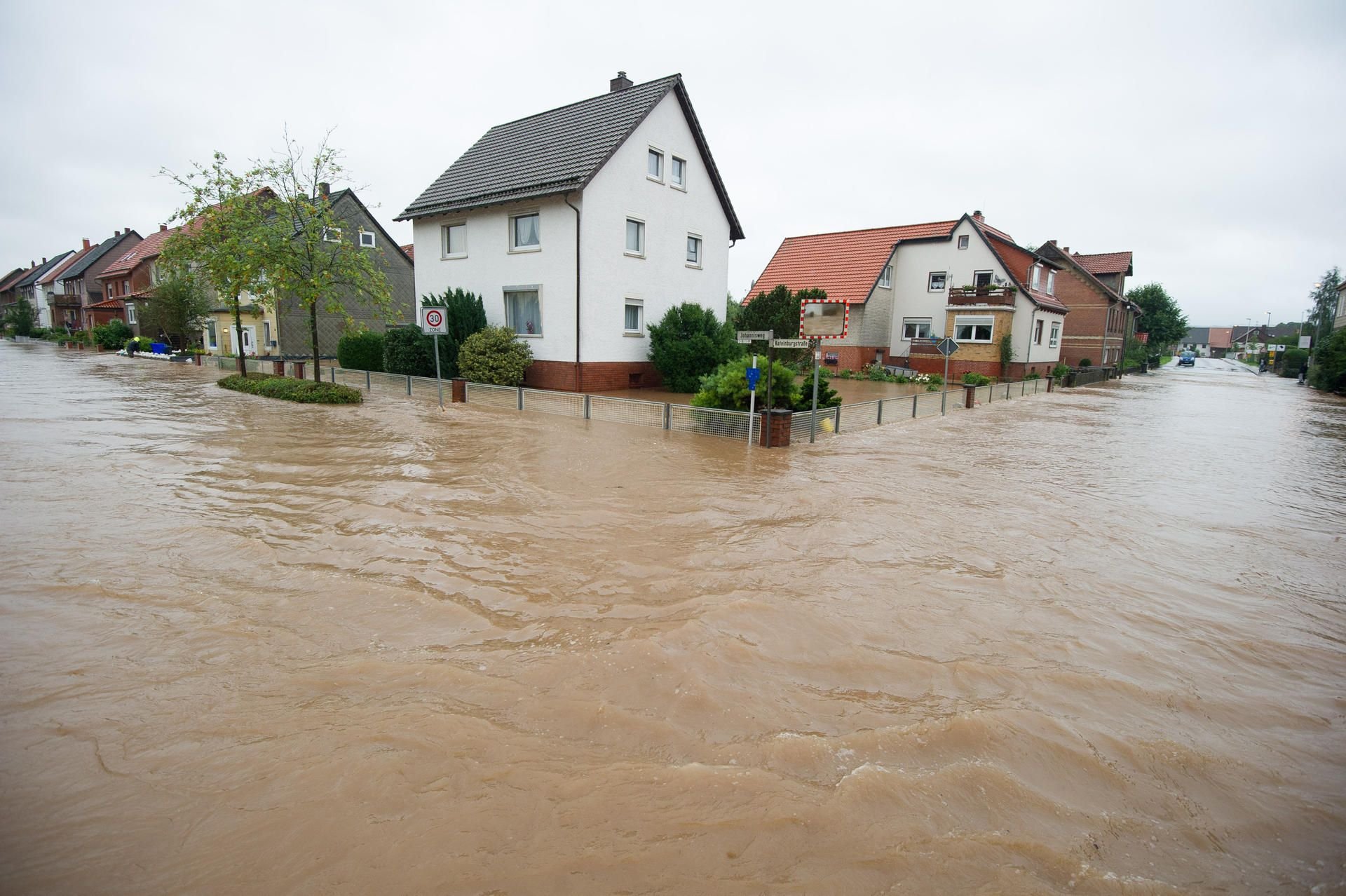 Wasser steht am in Rhüden (Niedersachsen) auf Straßen, die durch den Fluss Nette überflutet worden sind.