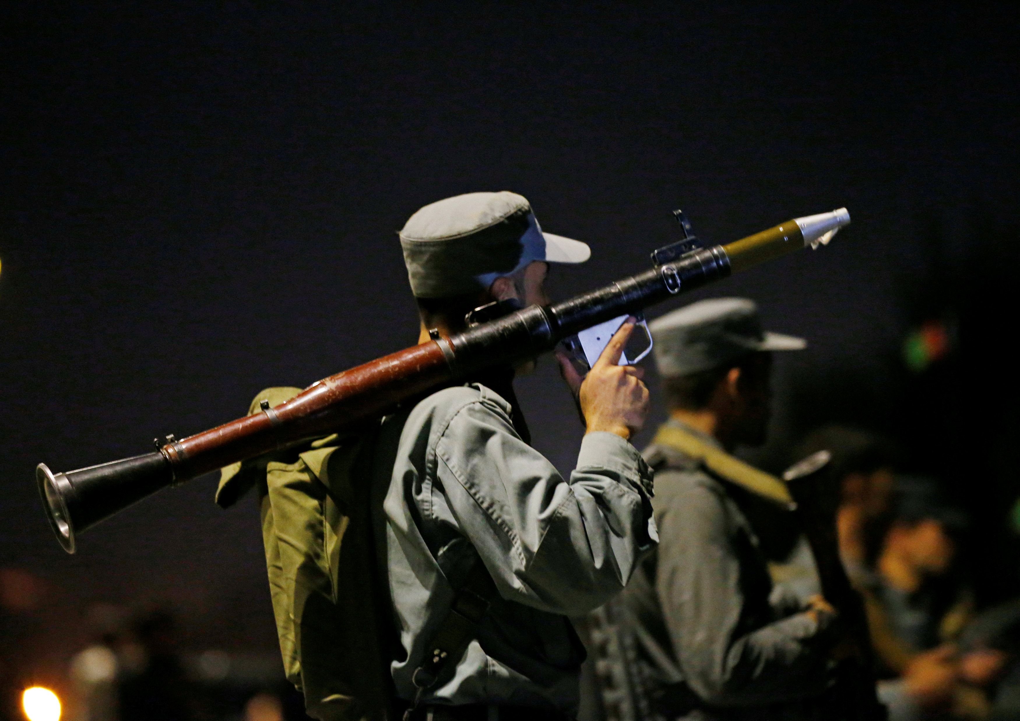Afghanische Soldaten sichern schwer bewaffnet das Gebiet.