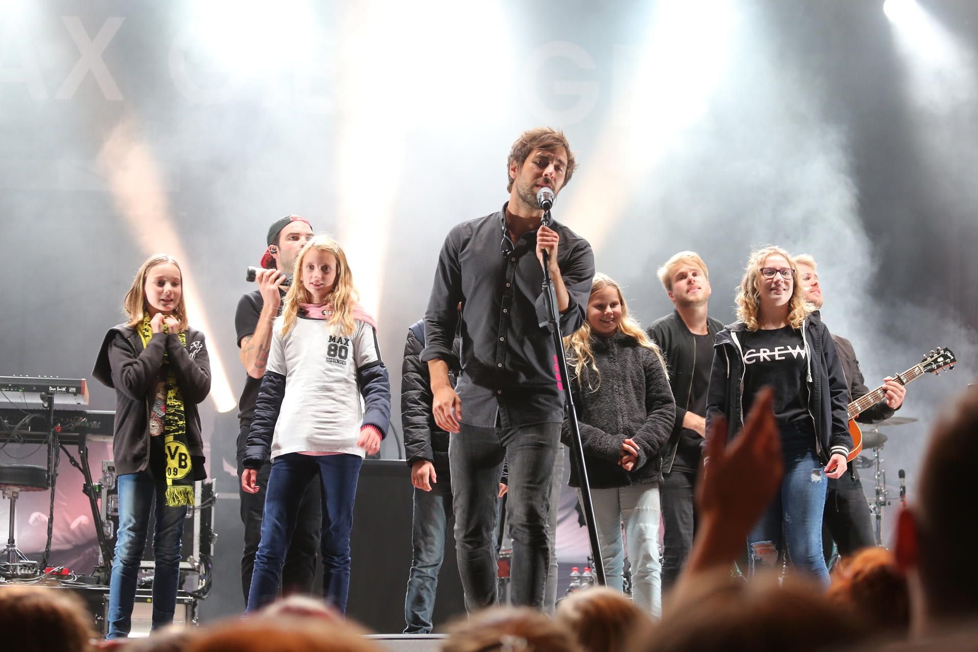 Max Giesinger bei seinem Konzert in Halle (Saale) am 3. Oktober - im Hintergrund sein hallescher Background-Chor.