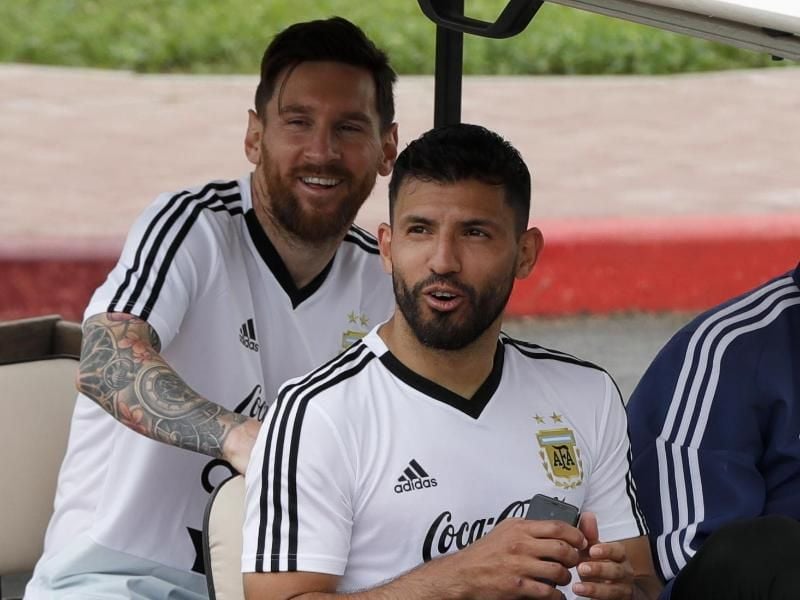 Sergio Agüero (vorn) und Lionel Messi verstehen sich gut und teilen sich bei der WM auch ein Zimmer. Foto: Ricardo Mazalan/AP