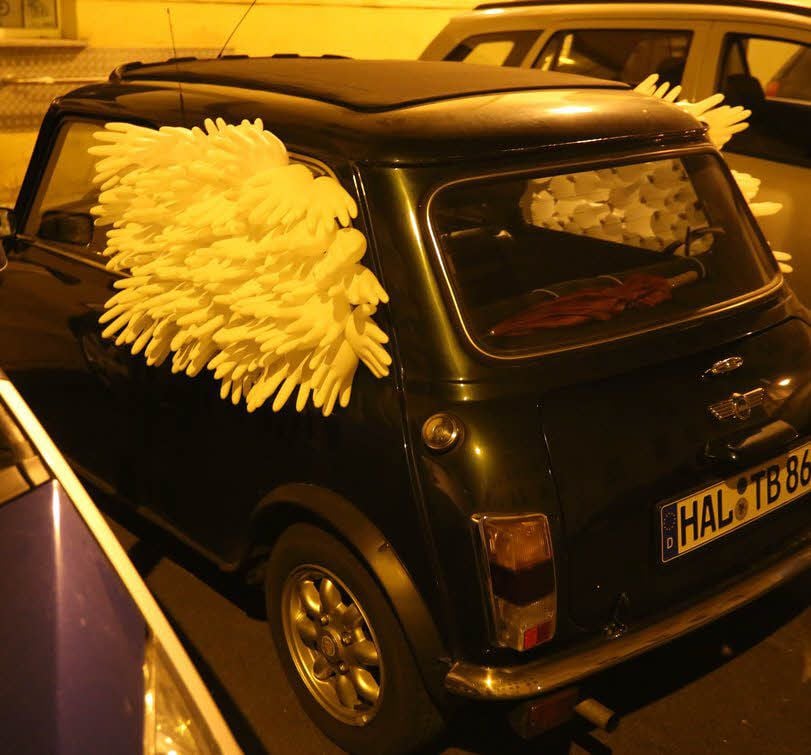 Besitzerin Theresa Bayer nennt ihren Mini-Cooper (Baujahr 1999) liebevoll „Luzi 2“. Sie möchte die Handschuhe bis Sonntag an den Scheiben lassen.