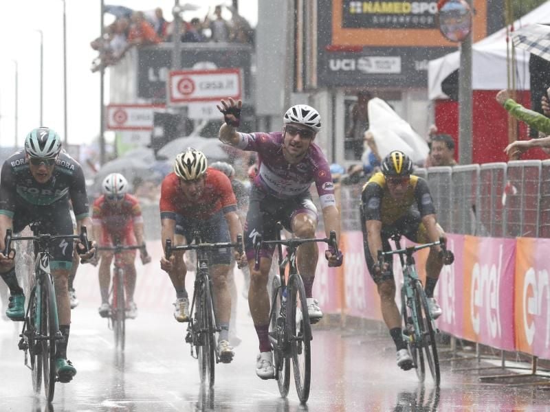 Durfte im Regen von Iseo seinen vierten Etappensieg beim 101. Giro d'Italia bejubeln: Elia Viviani (M). Foto: Yuzuru Sunada