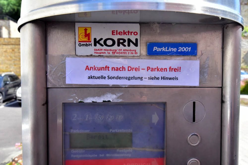 Aufkleber an den Automaten weisen auf die neue Parkregelung hin.