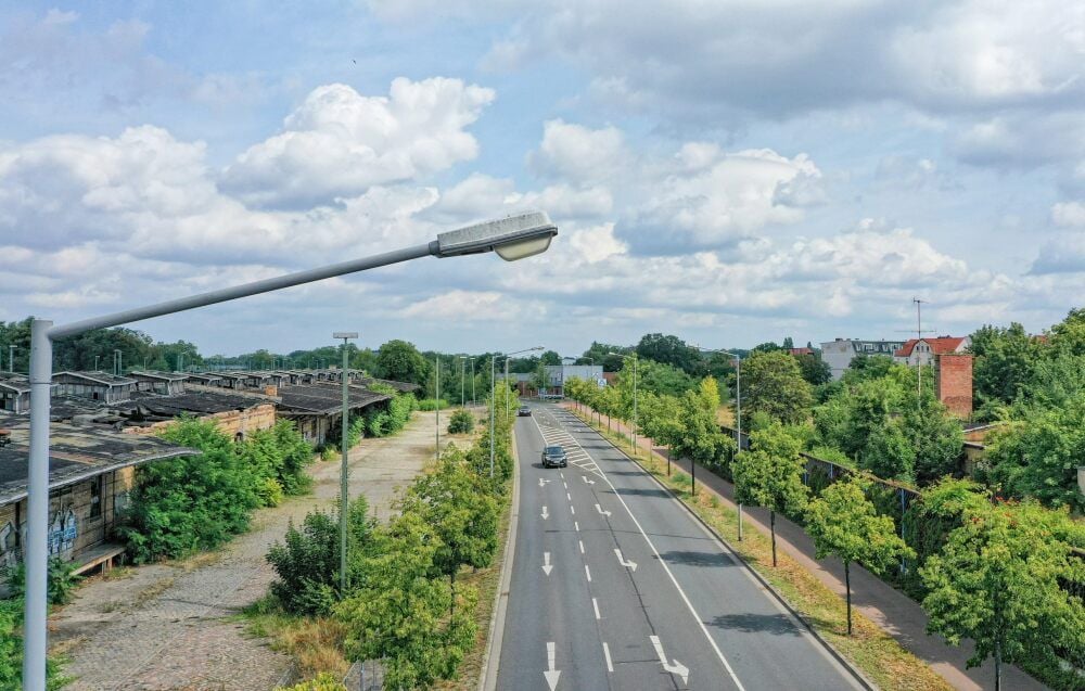 Auch die Roßlauer Allee wird mit intelligenter Lichttechnik ausgestattet. Dazu werden dort 47 Lichtmasten umgerüstet.