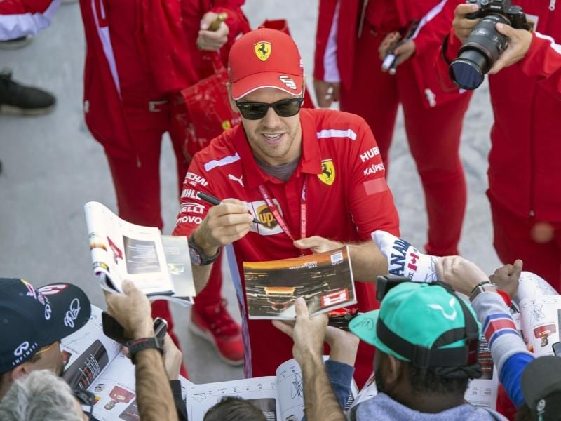Gefragte Unterschrift: Sebastian Vettel erfüllt die Wünsche der kanadischen Fans. Foto: Ryan Remiorz/The Canadian Press