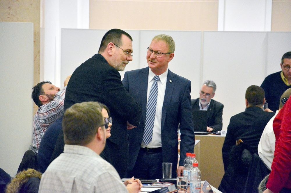 OB Armin Schenk gratuliert Henning Dornack (l.)