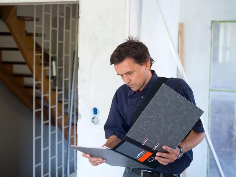 Sachverständige nehmen eine Immobilie in Augenschein und prüfen wichtige Dokumente, um den Wert zu ermitteln. Foto: Markus Schmidt/VPB