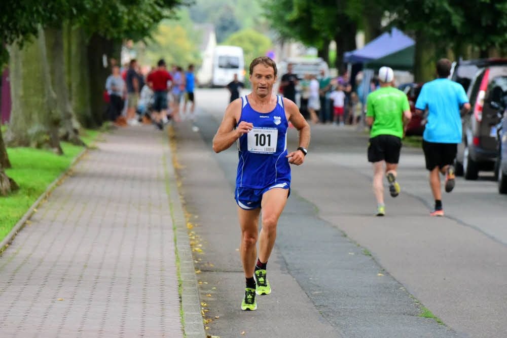 Marcel Glaser startet als Läufer im Trikot der SSV Eintracht Naumburg und als Triathlet in Hessen für die WVC Kassel.