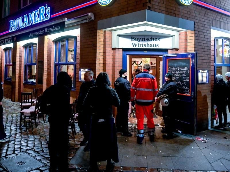 Einsatzkräfte sichten nach einer Kneipenschlägerei am Großneumarkt ein Lokal. Foto: Axel Heimken/dpa