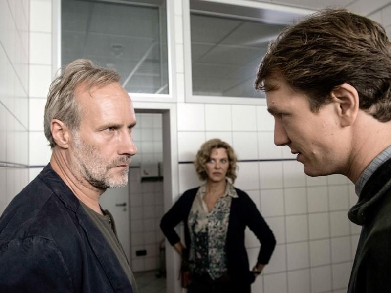 Wolfram Koch (als Paul Brix, l-r), Margarita Broich (als Kommissarin Anna Janneke und Jan Krauter (als Nils Engels) in einer Szene des Krimis „Wendehammer”.
