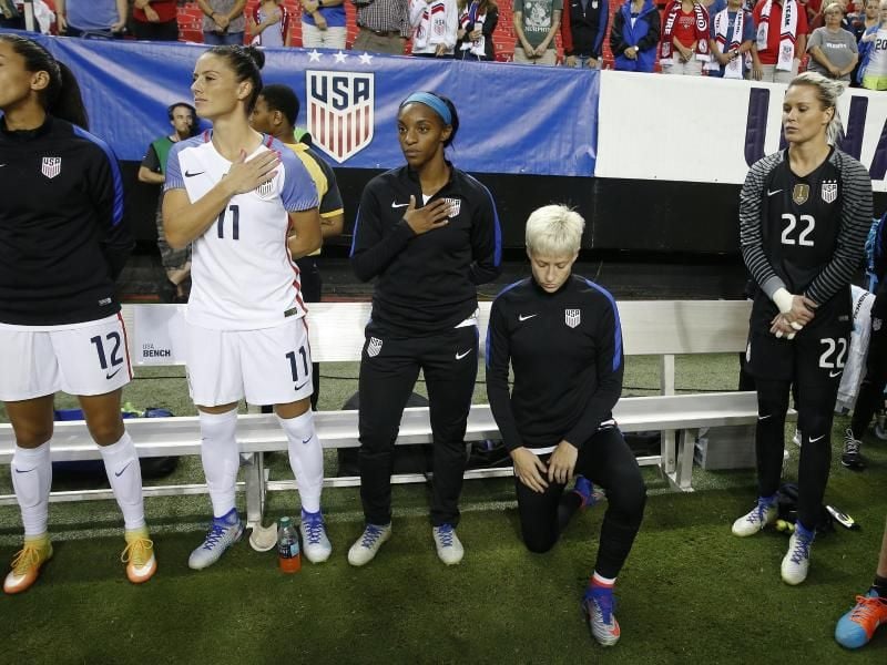 Protest: US-Nationalspielerin Megan Rapinoe (2.v.r) bei der Nationalhymne. Foto: John Bazemore/AP/dpa