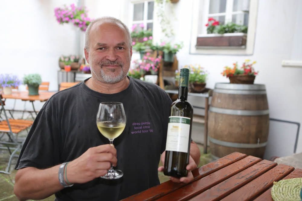 Der Mitorganisator der fünften Höfischen Wein-Nacht in Weißenfels, Uwe Brückner, zeigt schon einmal eine Flasche Gutedel, der an dem Tag unter anderem probiert werden kann. Es soll vor allem romantisch und gemütlich zugehen, wünscht sich der Weißenfelser.