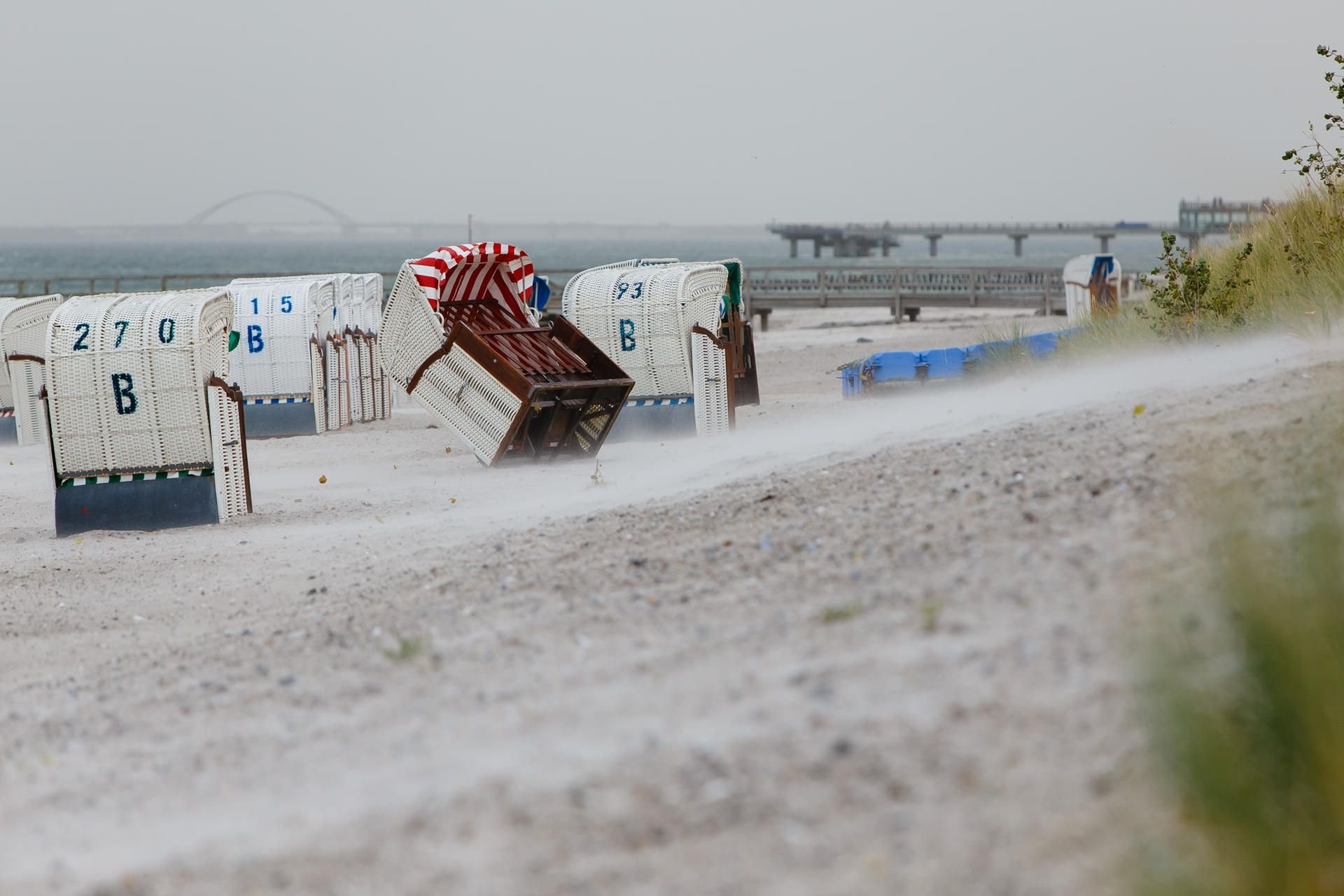 Ein Strandkorb wird von einer Böe des Sturmtiefs «Elena» umgeweht.