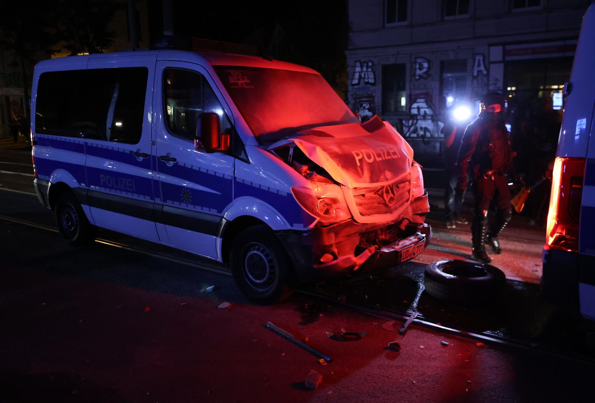 Ein beschädigtes Polizeiauto steht nach einem Auffahrunfall auf den Schienen einer Straßenbahn während Demonstranten protestieren gegen die Räumung eines besetzten Hauses.