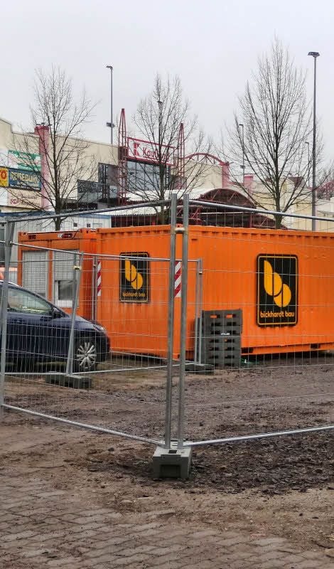 Baucontainer auf dem Kaufland-Parkplatz