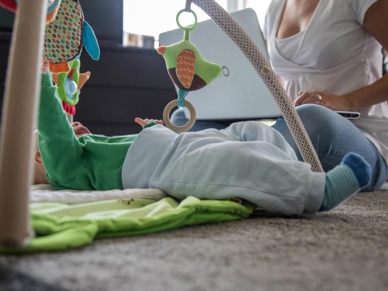 Der Kindergeld-Antrag für ein Neugeborenes lässt sich kostenlos am Rechner stellen. Foto: Christin Klose/dpa-tmn