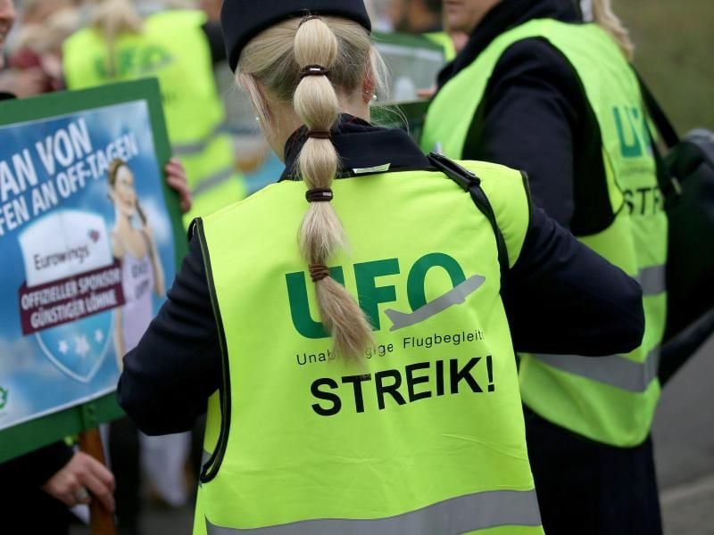 Flugbegleiter der Gewerkschaft UFO streiken. Foto: Oliver Berg/dpa/Archivbild