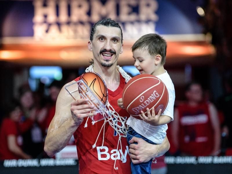 Nihad Djedovic von München jubelt mit der Auszeichnung „Most Valuable Player” in der Hand und seinem Sohn auf dem Arm. Foto: Matthias Balk