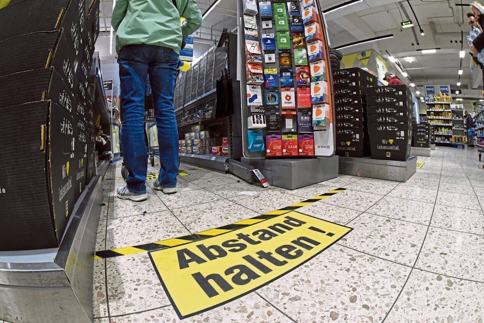 „Abstand halten!“, heißt es im E-Center in Aschersleben. Nur eine Maßnahme, um Mitarbeiter und Kunden vor einer Infektion zu schützen.