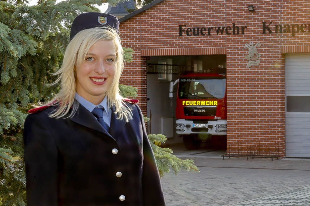 Elisa Koch spendet ihren Mitarbeiter-Ehrenamtspreis der Saalesparkasse der Freiwilligen Feuerwehr Knapendorf.