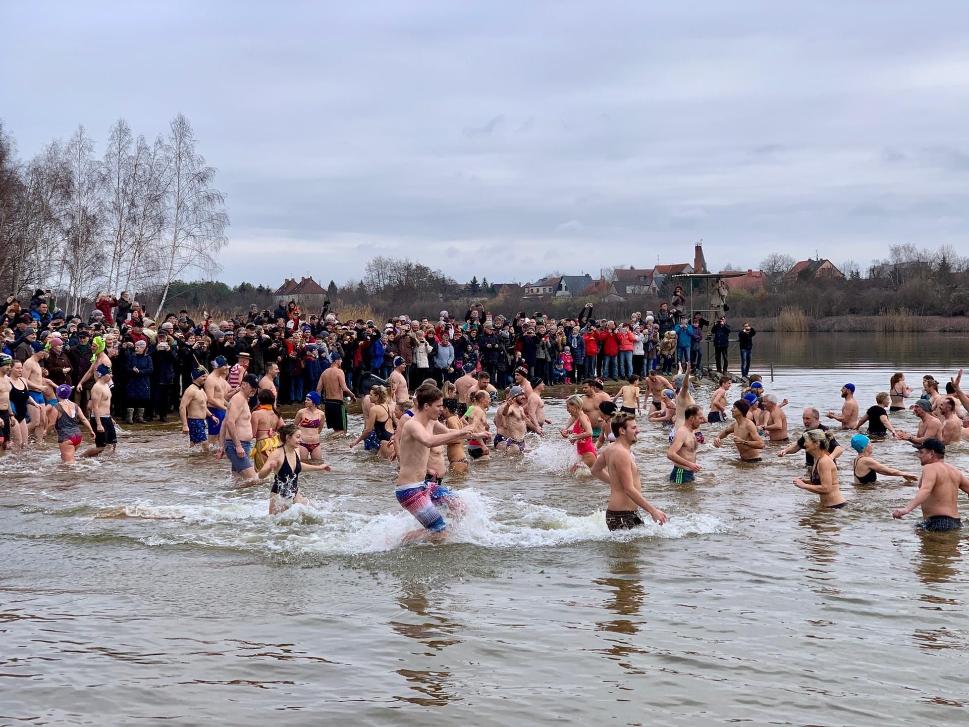 Neujahrsschwimmen am Heidesee.