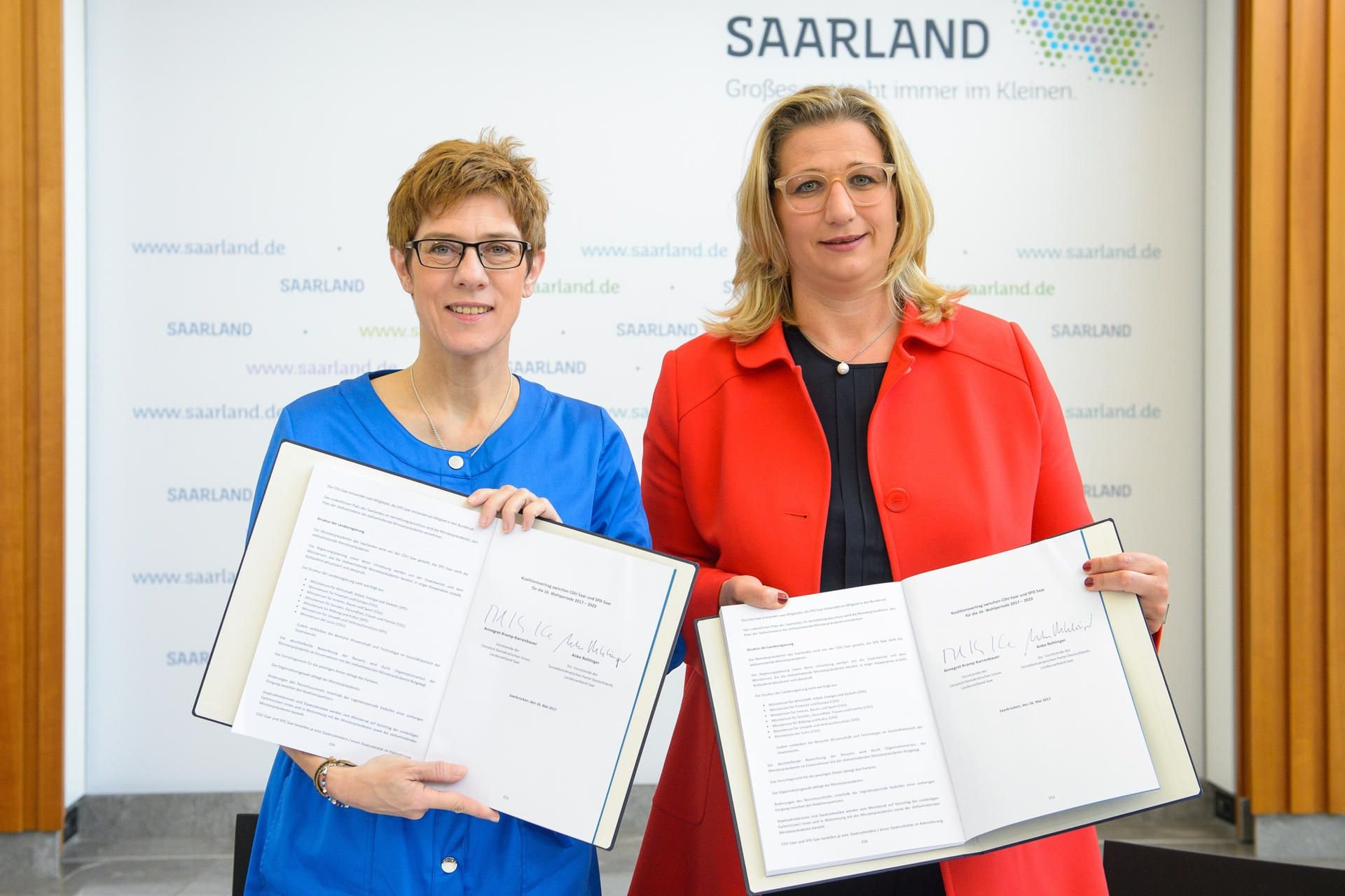 Saarlands Ministerpräsidentin Annegret Kramp-Karrenbauer (CDU, l.) und SPD-Vizechefin mit dem unterschrieben Vertrag.