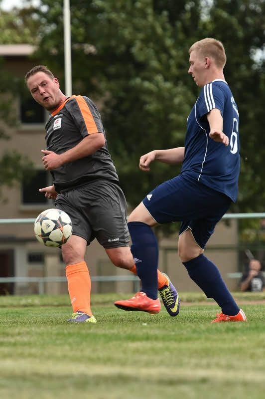 Patrick Krumbholz (Klosterhäseler/ re.) und ZW-Spieler Andy Hünniger: Beide trafen im Elfmeterschießen.