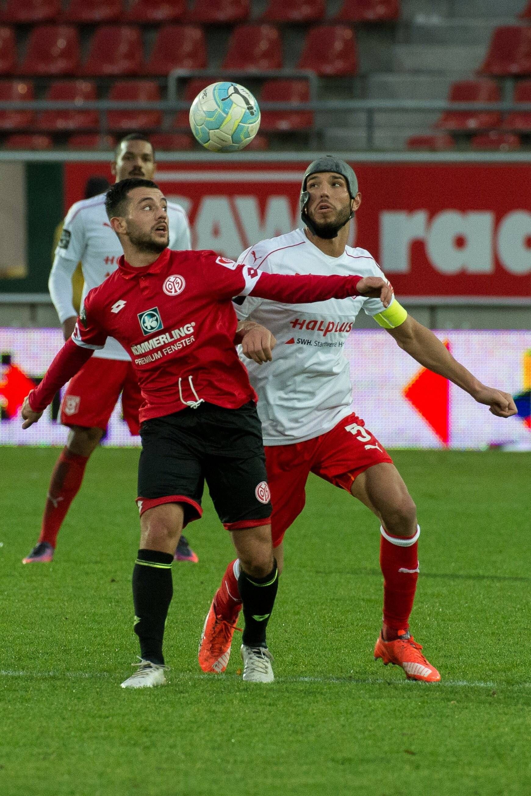 Kopfballduell: Benjamin Trümner und HFC-Kapitän Klaus Gjasula (r.).