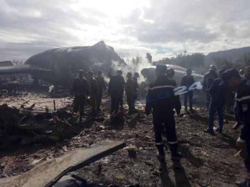 Feuerwehrleute und Soldaten an der Absturzstelle eines Militärflugzeugs in der Nähe des Boufarik Militärflughafens. Foto: ALG24/AP