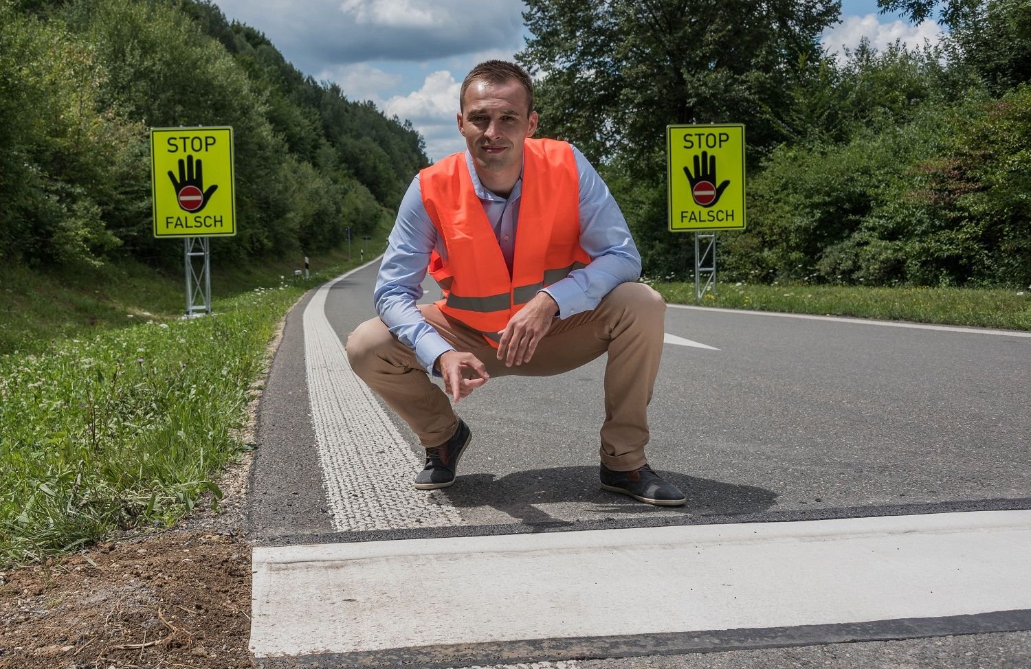 Konstantin Berkovych, Erfinder des einseitig wirkenden Rüttelstreifens, steht am 15. Juli 2017 in Lorch (Baden-Württemberg) an der Ausfahrt Lorch/Ost der B29. Durch die Kombination aus einer Rüttelmarkierung und einer Falschfahrerwarntafel sollen zukünftig an der Anschlussstelle Lorch/Ost falsch fahrende VerkehrsteilnehmerInnen auf ihr Fehlverhalten aufmerksam gemacht werden.