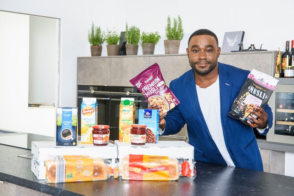 Starkoch Nelson Müller lässt von 50 Testern bewerten, ob die Frühstücksprodukte von Aldi oder Lidl besser schmecken.