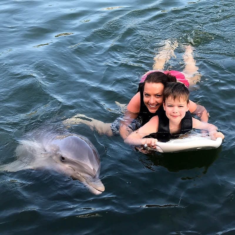 Das Schwimmen mit den Delfinen in Miami/USA - hier mit dem Jessener Model Katharina Stahn, deren Verein die Therapie finanzierte - machte Ben nicht nur Spaß, wie man sehen kann, sondern war auch von erstaunlichem Erfolg gekrönt: Der querschnittsgelähmte Achtjährige stand danach aus seinem Rollstuhl auf.