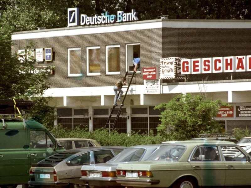 In dieser Bank in Gladbeck-Rentfort begann das Geiseldrama. Die Geiselnehmer hatten am 16. August 1988 die Bank überfallen und zwei Geiseln genommen. Foto: Franz-Peter Tschauner/Archiv