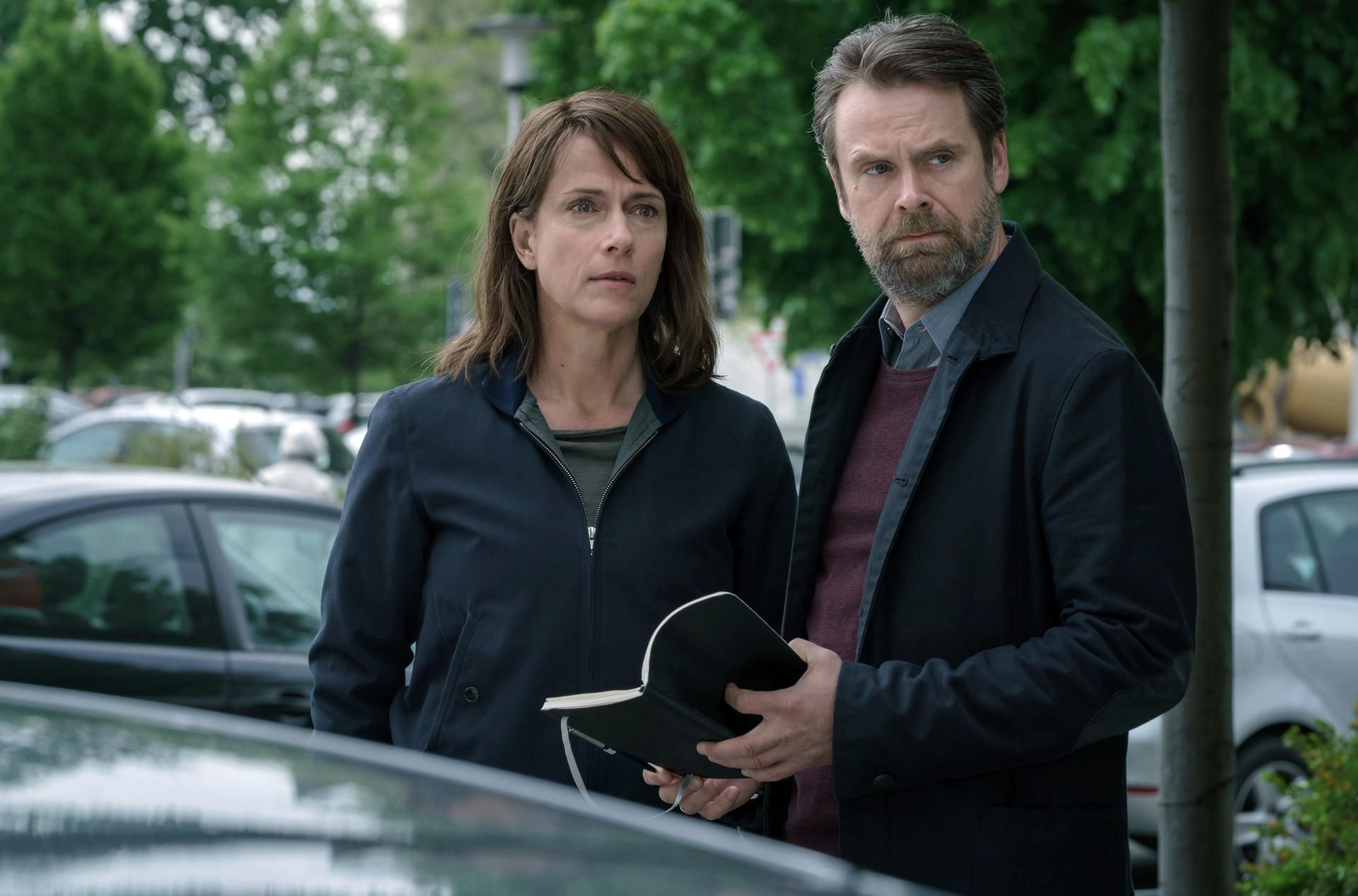 Brasch (Claudia Michelsen) und Köhler (Matthias Matschke) stehen angespannt vor dem Kommissariat - Szene aus "Zehn Rosen".