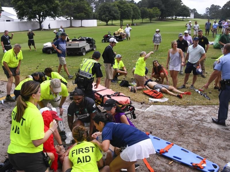 Nach dem Blitzeinschlag im East Lake Golf Club waren die Helfer schnell vor Ort. Foto: John Amis/AP