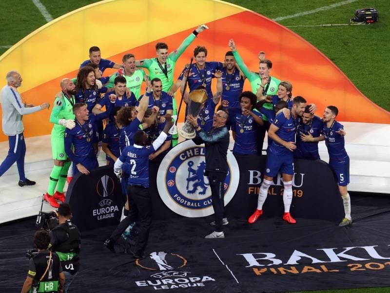 Die Spieler vom FC Chelsea und Trainer Maurizio Sarri feiern nach dem 4:1-Sieg in Baku gegen den FC Arsenal den Gewinn der Fußball-Europa-League. Foto: Steven Paston/PA Wire
