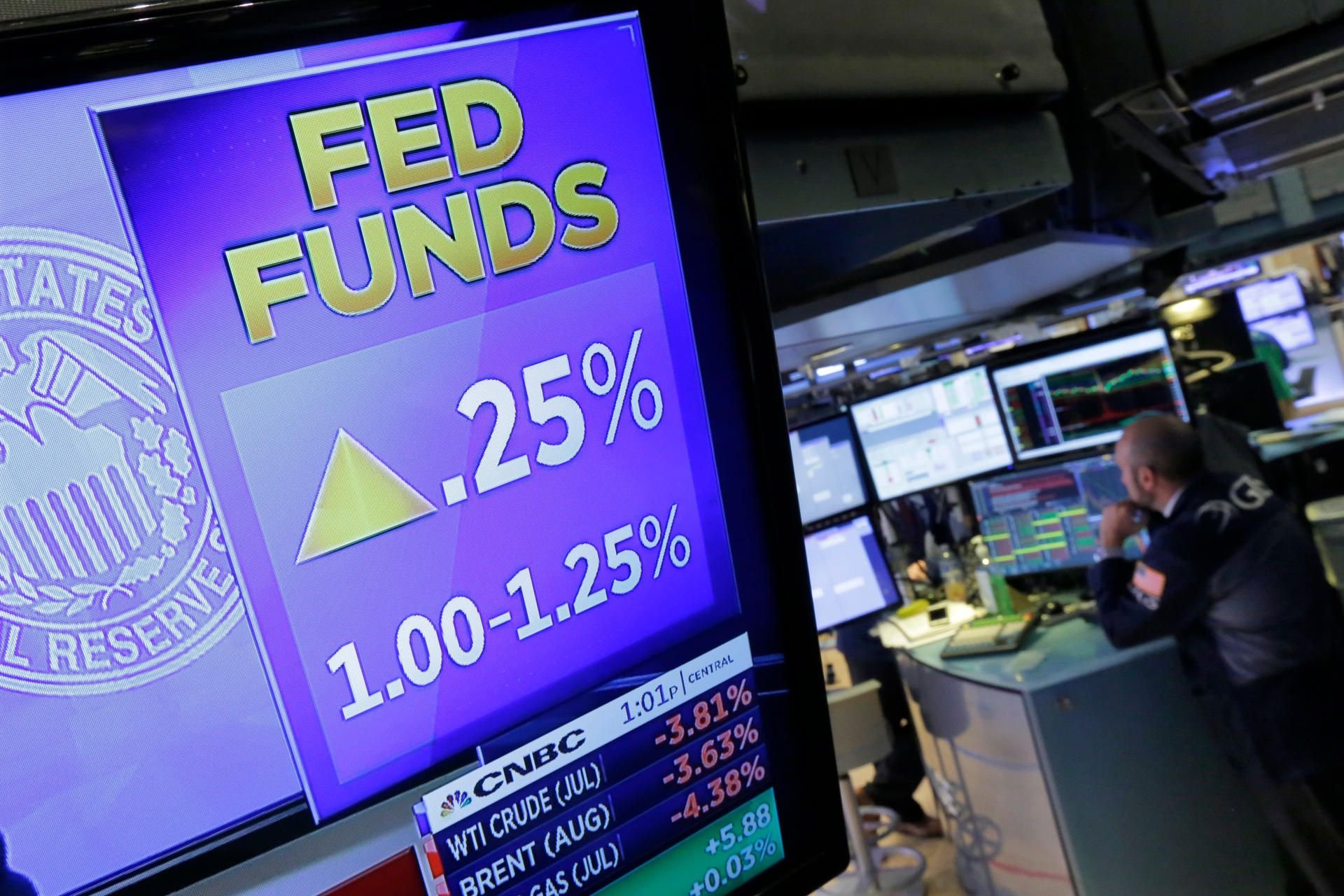 An der New Yorker Börse wird die Entscheidung der Federal Reserve Bank, den Leitzins zu erhöhen, auf einem Bildschirm angezeigt.