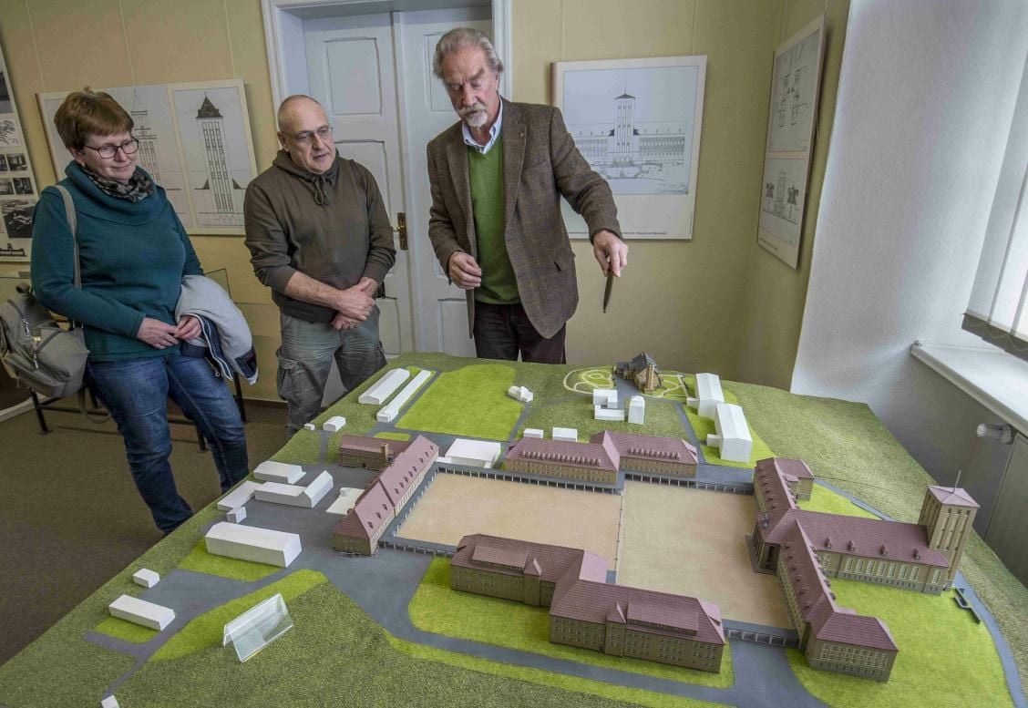 Das Modell zeigt die Gebäude auf dem Großen Ziegenberg in Ballenstedt, bis 1945 eine Nazi-Eliteschule, von 1956 bis 1989 Bezirksparteischule der SED im Bezirk Halle.
