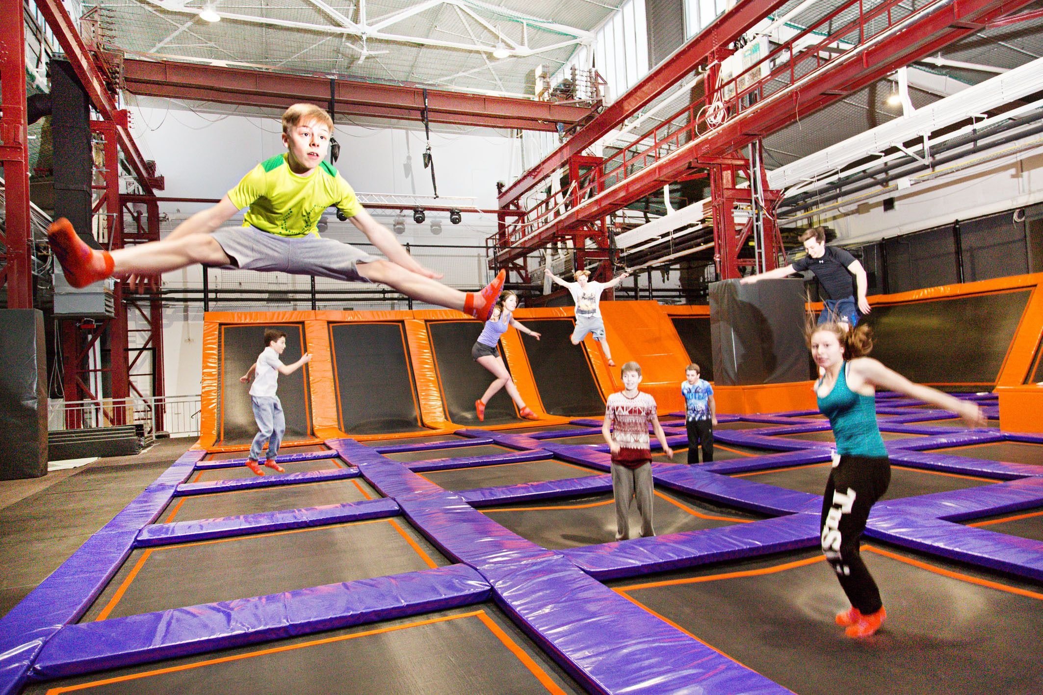 Kinder nutzen die Trampoline im „Jump House“ Berlin-Reinickendorf.
