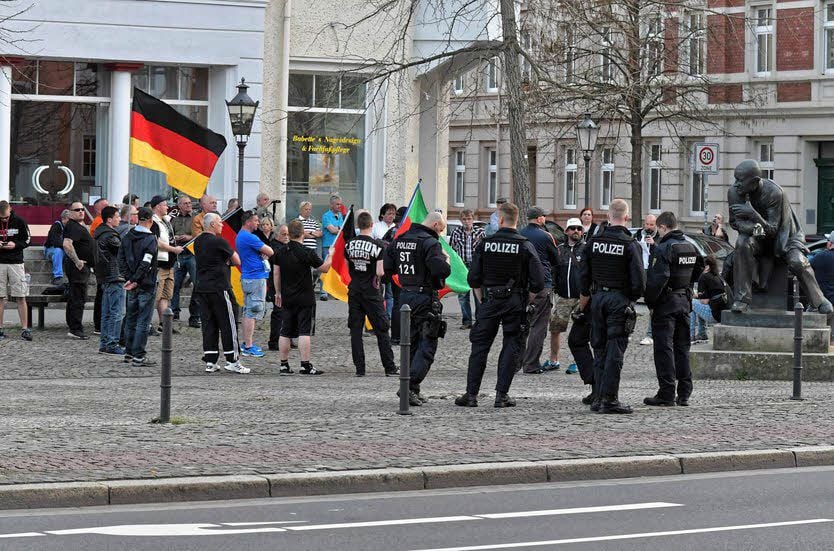Polizei sichert mit einem Großaufgebot die Demo ab.